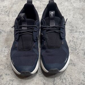 On Running Kids Cloud, size 5Y